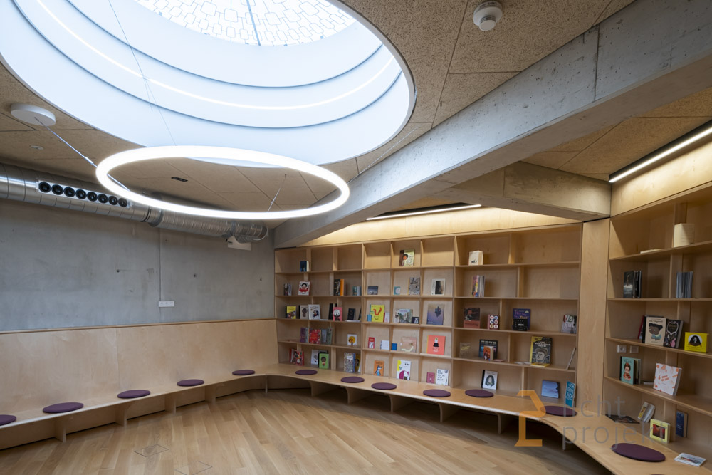 Ringförmige Hängebeleuchtung in einer Bibliothek