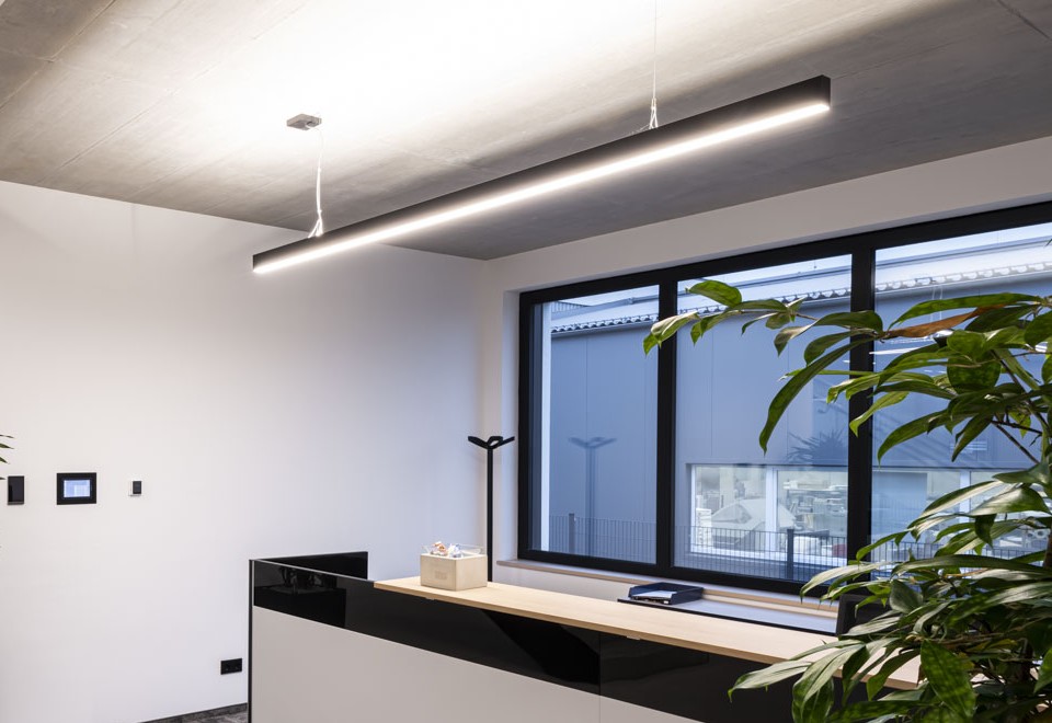 LED Leuchte über einem Front Office Desk