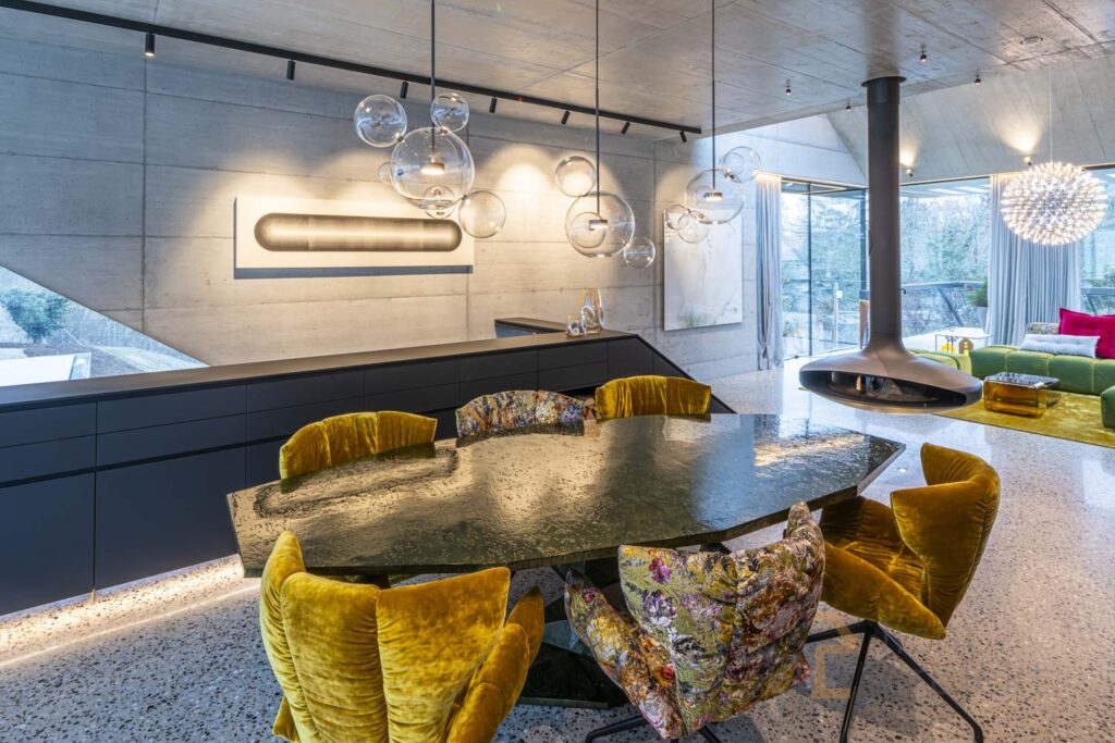 Transparente Glas Hängeleuchten, die über einem Tisch eines Essbereichs hängen